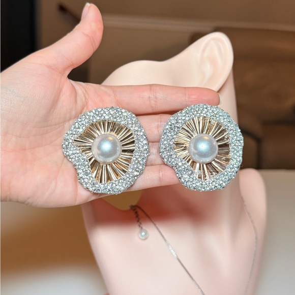 ⚜️ Classical Gold and Silver Pearl Earrings - Picture 6 of 8